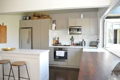 Image de Pokaka · Wow factor, impressive home, 1 block from beach