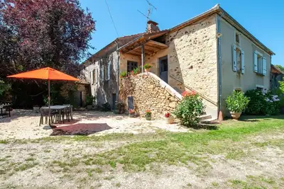 Image de Maison de vacances avec piscine privée à Loubéjac.