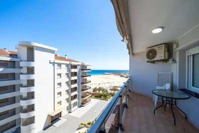 Image de Appartement rénové en bord de mer avec 2 chambres, climatisation, parking et Wifi