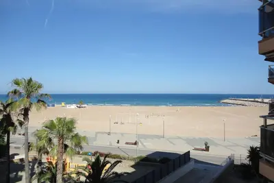 Image de Appartement en bord de mer avec piscine, climatisation, Wi-Fi et parking à Torredembarra
