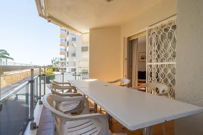 Image de Appartement en bord de mer avec piscine à Torredembarra - 2 chambres, terrasse et parking inclus