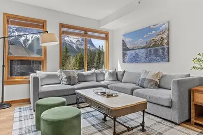 Image de 215 - 379 Spring Cr. · Luxury Mountain View Condo Downtown