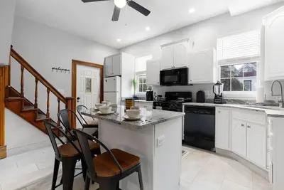 Image de 3 Br/2 Bath house close to downtown