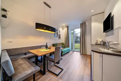 Image de Appartement 'Central Suite Merano' avec vue sur les montagnes, Wi-Fi et climatisation.