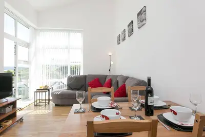 Image de 2 Bed Sea View Apartment with Balcony Parking - Pass the Keys