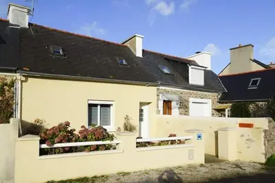 Image de maison mitoyenne avec jardin et vue mer, Paimpol