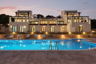 Image de Four Bedroom, Five Bathrooms with Communal Pool