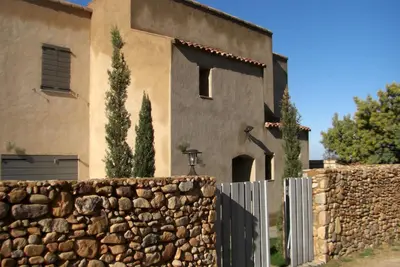 Image de Casa Albitru *** sheltered by its stone wall
