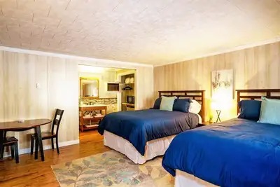 Image de Secluded Lodge w/ grill + Free Coffee and Tea