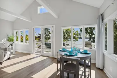 Image de Beautiful Cora Cottage on Fox Lake/Chain O'Lakes with 40 Ft. Private Boat Pier.