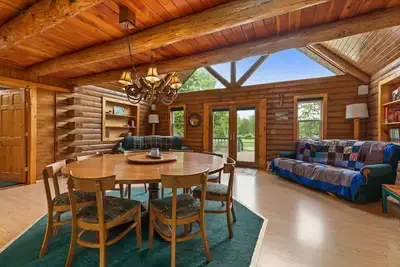 Image de Must See! Cozy Log Cabin With Sauna & Hot Tub!