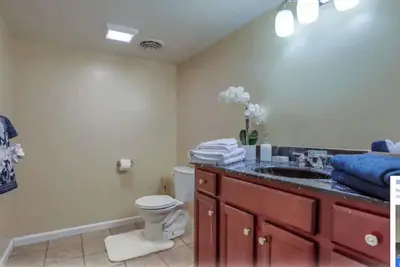 Image de Adorable 2-bedroom apt w/ free parking on premises