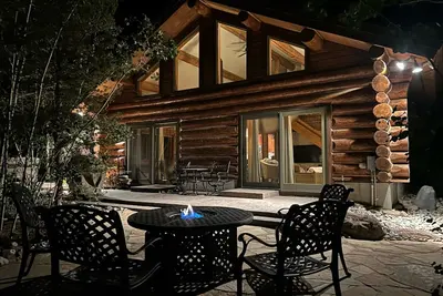 Image de Charming Log Cabin Near Ski Slopes & Dining w/ Hot Tub • Pet Friendly • Dogs Ok