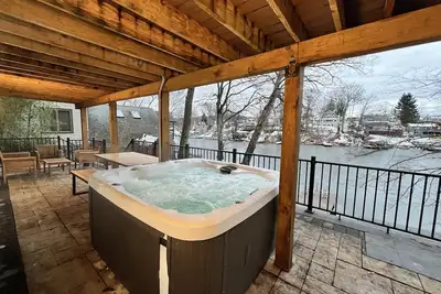 Peaceful LakeHouse w/ Spa, Lake Views/Access, and Game Room