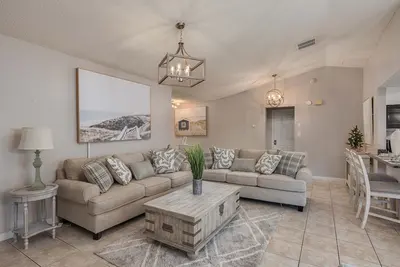 Image de King Bed Suite, Fireside Hot Tub, Gameroom