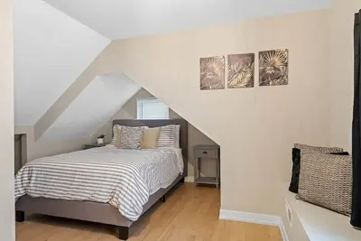 Image de New Contemporary Home - 5br/3. 5ba+office+garage