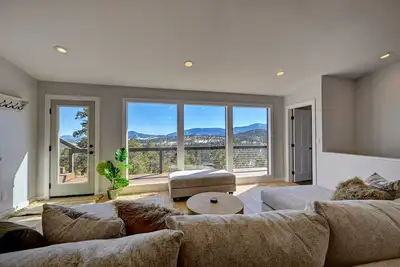 Image de Wonderful Mountain Scenic Views with Freestanding Arcade