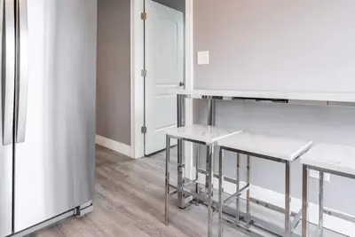 Image de Stylish 5br/3ba - 2 Units - 2 Kitchens + Parking!