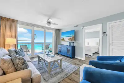 Image de 17th floor 2br Beachfront at Pelican, Stunning Ocean View, 3 Pools, Beach Chairs