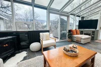 Image de The Base Lodge @ Hunter Mtn Sleeps 16, Hot Tub, Chef’s kitchen, Free Ev charger!