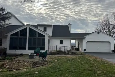 Image de Quaint Cape Cod attached home nestled atop a hill near Speedwell Forge Lake
