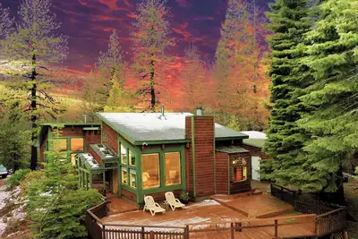 Image de Sunrise Lodge, A Mountain top home with Mt. views.