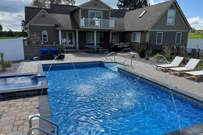 Image de Resort style house with pool