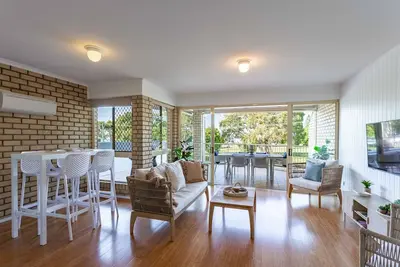 Image de North facing unit with water views and huge deck opposite Cotton Tree