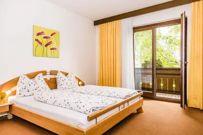 Image de Appartement 'Ferienwohnung Lanz 1' avec vue sur les montagnes, jardin privé et Wi-Fi.