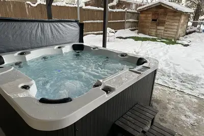 Image de The White House! Private ski home with hot tub and sauna, 25min to ski resorts