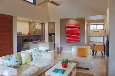 Image de ~Serene Oasis:Spacious Villa ~Air Con, Patio, 10 mins to beaches, eateries, Cbd~\n