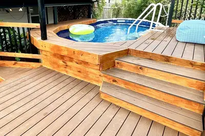 Image de Htx private downtown compound — pool + house + barn