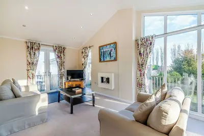 Image de Well presented luxury lodge with two doubles, one with en suite shower.