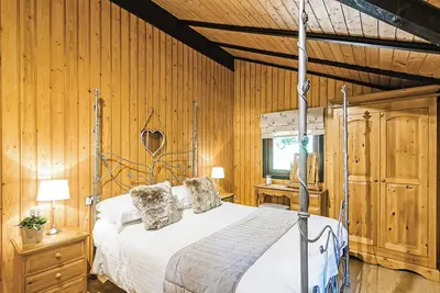 Charming, spacious and comfortable open plan lodge with log burner.