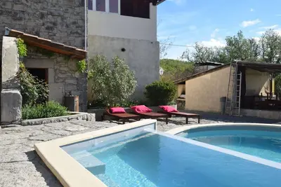 Maison à Lanas avec piscine chauffée