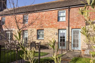 The Old Smokehouse, pet friendly, with a garden in Charlestown