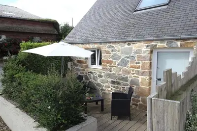 Image de Maisonnette en pierre, jardin et vue mer
