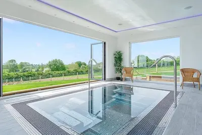 Image de The ultimate spacious and modern two storey cottage.