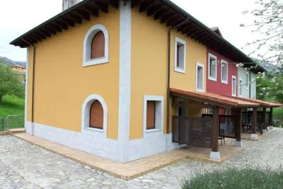 Image de The Prau Church, Yellow House