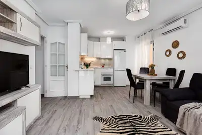 Image de One bedroom apartment within walking distance of two city beaches!