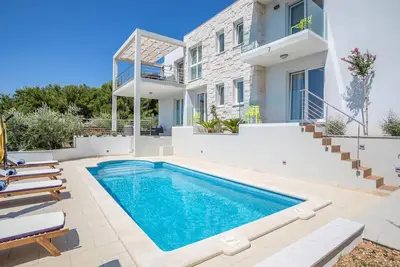 Image de Belle maison à Bol avec WiFi