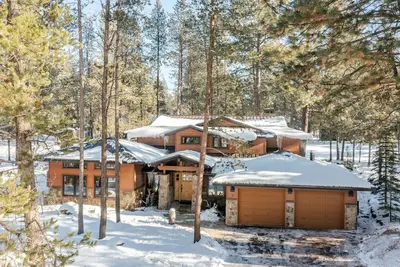 Image de Sauna + Hot Tub + Chef's Kitchen | Walk to Village + Ski Bachelor | Base Camp