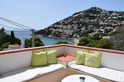 Image de Canyelles Petites - Rosas  3mn plage  Vue mer Tout confort Garage Terrasse 40m2