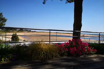 Belle maison/ appartement offrant une vue panoramique sur la plage et l'océan.