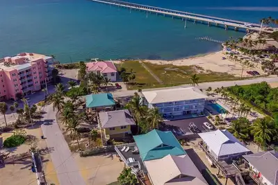 Image de Sea Glass Cottage~ Pet Friendly Tropical Home!