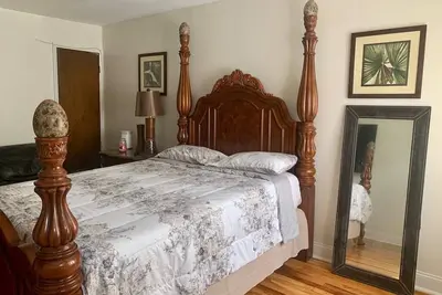 Nice and comfortable 2 Bedrooms and 1 full bath apartment