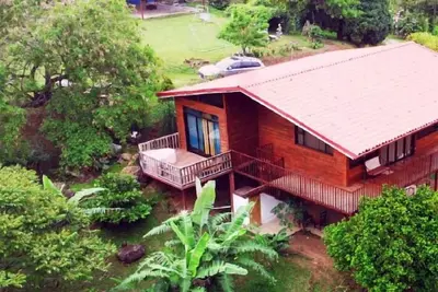 Image de Cabin surrounded by nature at ground level with terrace