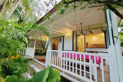 Image de Cozy bungalow 5 minutes from the beach. Beautiful garden.
