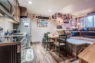 Image de Maybe the best location on the mountain! Pool, hot tub, sleeps 6!