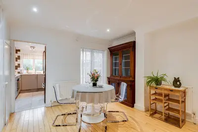 Bright & Spacious 2-Bedroom Jericho House